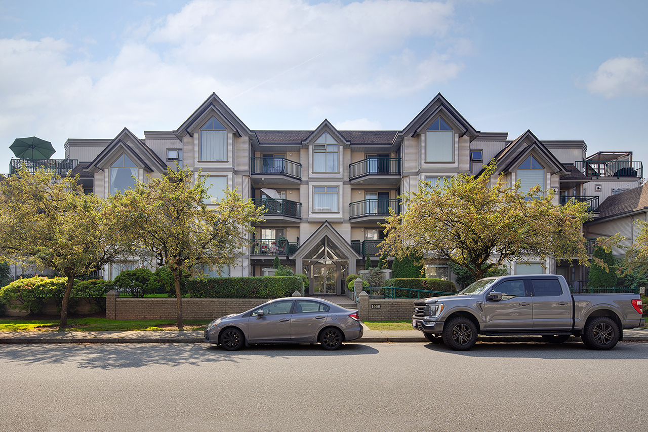206 1650 GRANT AVE: Bright 1 Bed Condo with South-Facing Balcony in Port Coquitlam