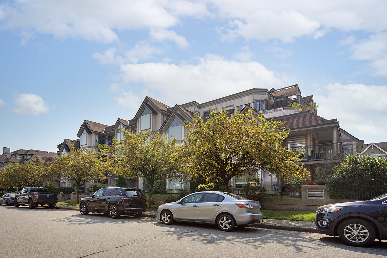 206 1650 GRANT AVE: Bright 1 Bed Condo with South-Facing Balcony in Port Coquitlam