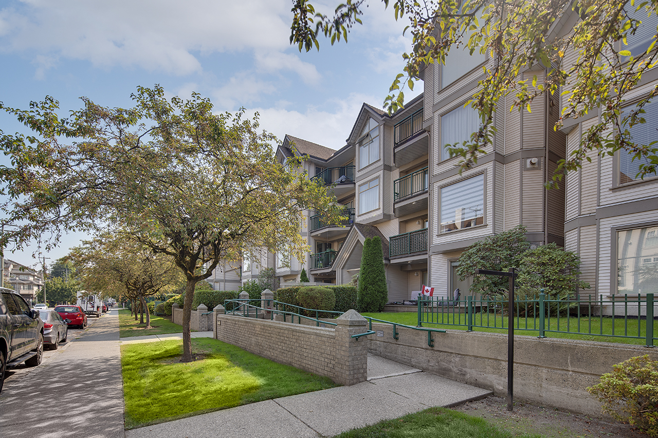 206 1650 GRANT AVE: Bright 1 Bed Condo with South-Facing Balcony in Port Coquitlam