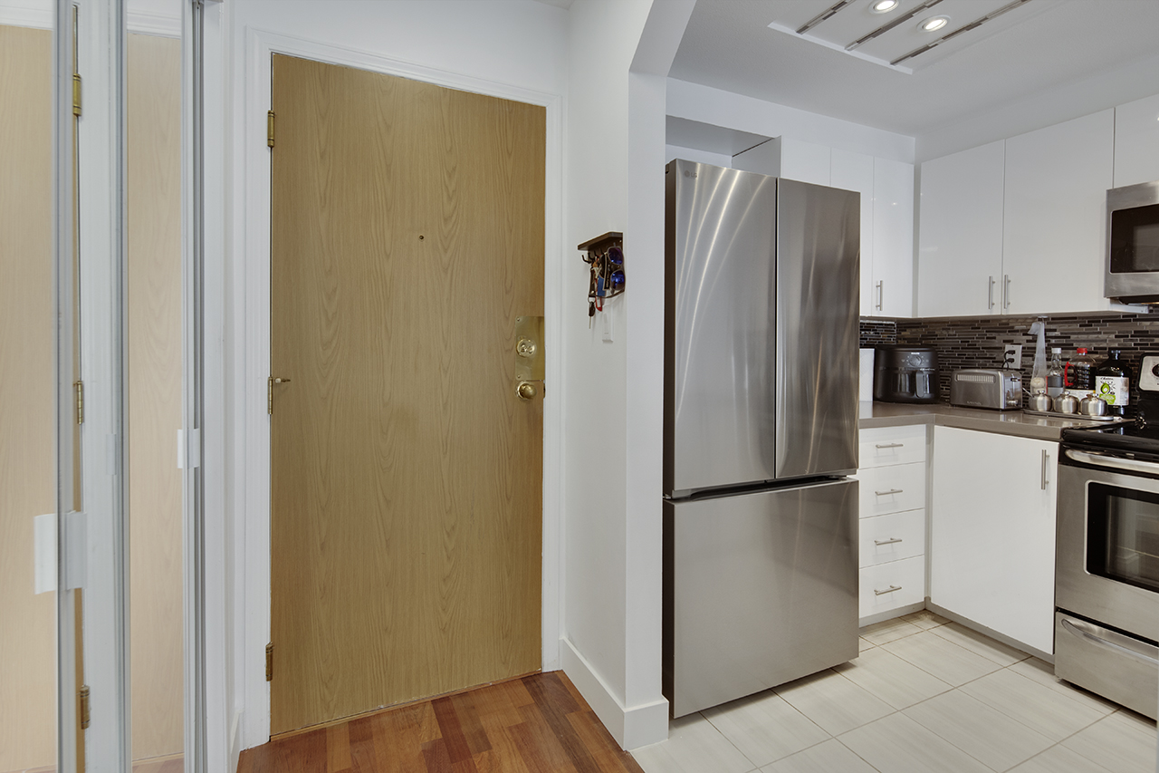 206 1650 GRANT AVE: Bright 1 Bed Condo with South-Facing Balcony in Port Coquitlam