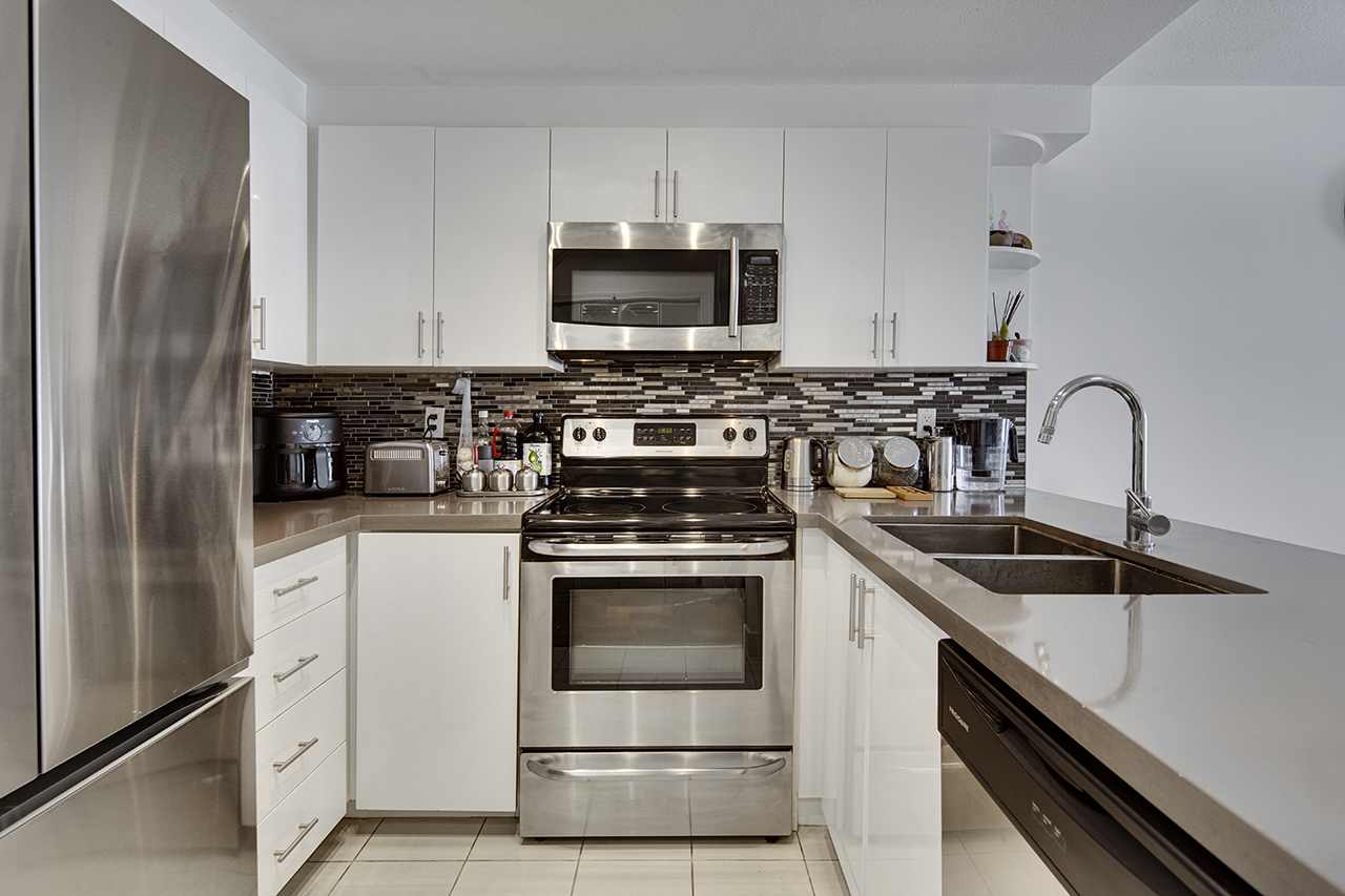 206 1650 GRANT AVE: Bright 1 Bed Condo with South-Facing Balcony in Port Coquitlam