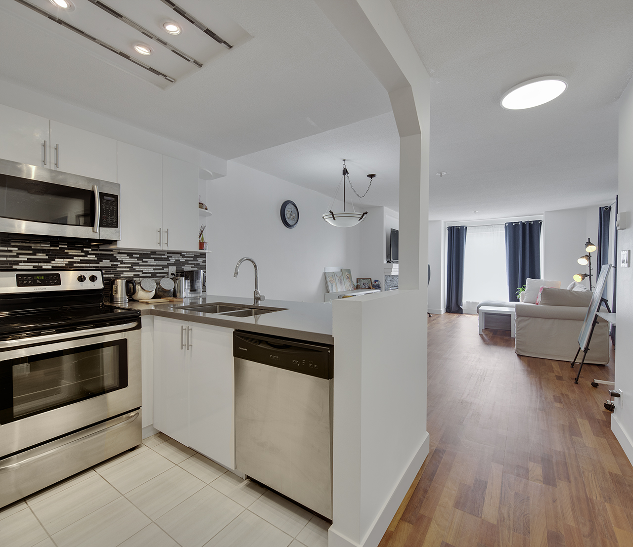 206 1650 GRANT AVE: Bright 1 Bed Condo with South-Facing Balcony in Port Coquitlam